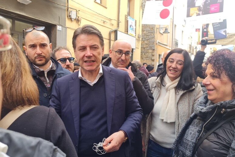 Giuseppe Conte a Nuoro con la candidata governatrice Alessandra Todde - RIPRODUZIONE RISERVATA