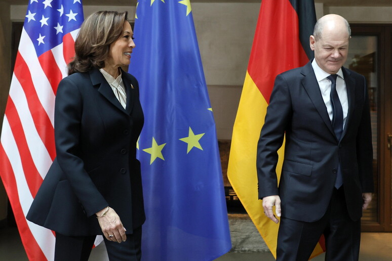 Kamala Harris con il cancelliere tedesco Olaf Scholz © ANSA/EPA