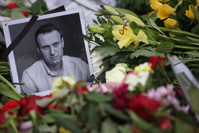 Omaggio a Navalny davanti all 'ambasciata russa a Berlino -     RIPRODUZIONE RISERVATA