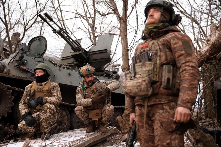 Soldati ucraini sul fronte di battaglia © ANSA/AFP