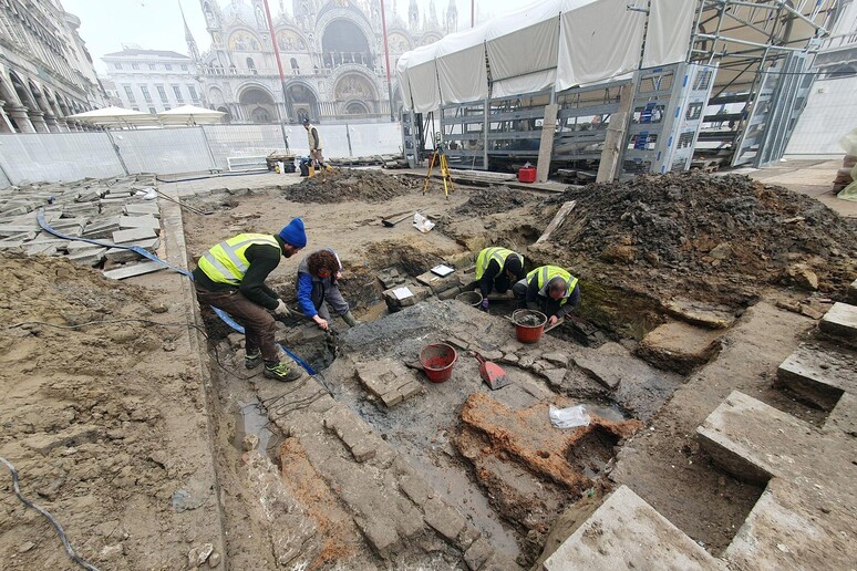 Trovati resti di scheletri durante scavi in P.zza San Marco -     RIPRODUZIONE RISERVATA