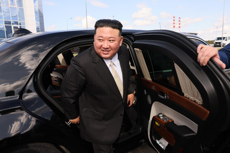Corea del Nord, Putin regala a Kim un 'auto made in Russia © ANSA/EPA