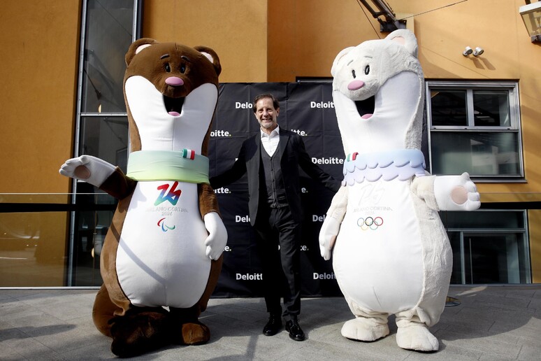 L 'ad di Deloitte Italia Fabio Pompei partecipa all 'evento con le due mascottes Tina e Milo - RIPRODUZIONE RISERVATA