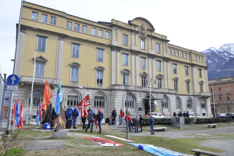 Presidio Cgil e Uil davanti al tribunale di Aosta -     RIPRODUZIONE RISERVATA