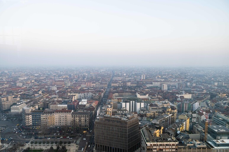 Skyline di Milano dalla terrazza panoramica del grattacielo Pirelli - RIPRODUZIONE RISERVATA