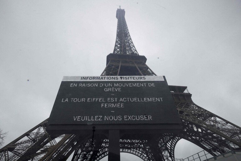Francia: terzo giorno di sciopero alla Tour Eiffel © ANSA/AFP