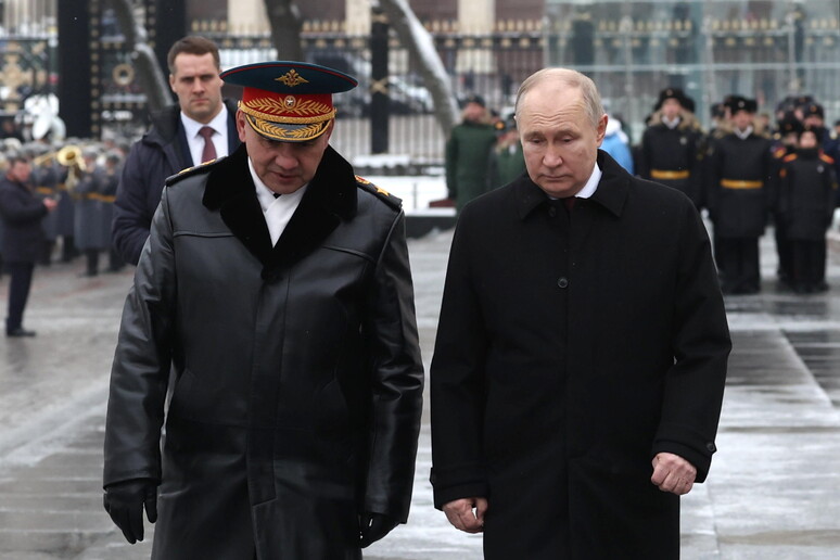 Vladimir Putin e il ministro della difesa Sergei Shoigu © ANSA/EPA