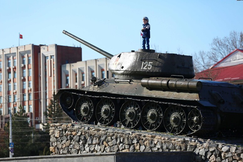 Un bambino sopra un tank sovietico a Tiraspol, capitale della Transnistria © ANSA/AFP