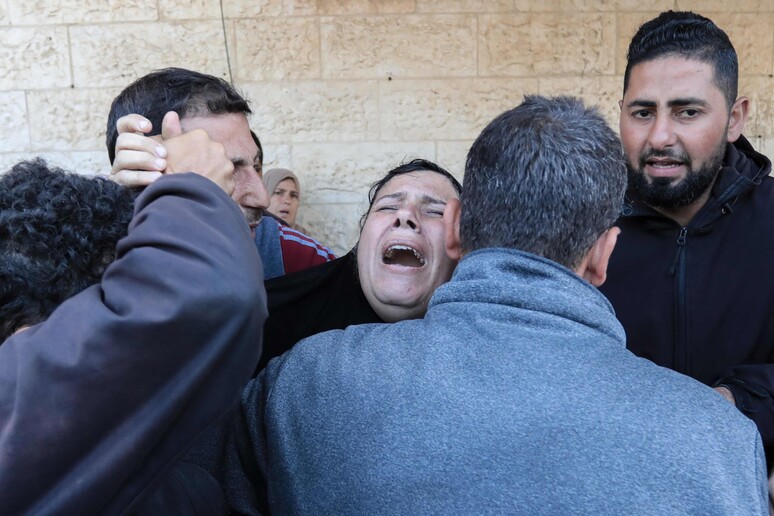Il pianto di una donna dopo un attacco israeliano © ANSA/AFP