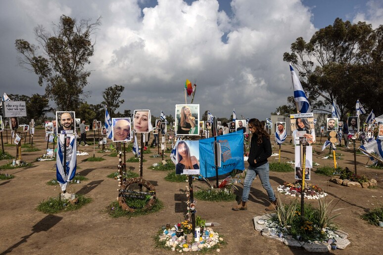 Un ricordo delle vittime del 7 ottobre in Israele © ANSA/AFP