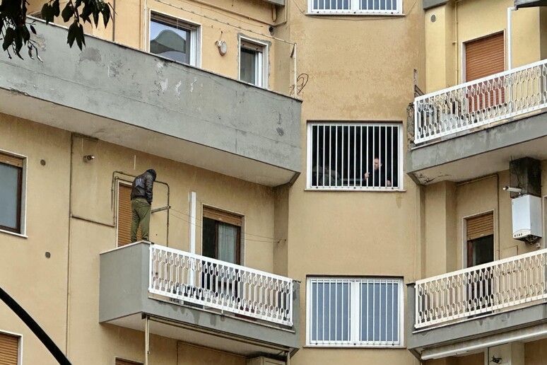 Da 18 ore sul balcone minaccia suicidio, trattativa prosegue -     RIPRODUZIONE RISERVATA