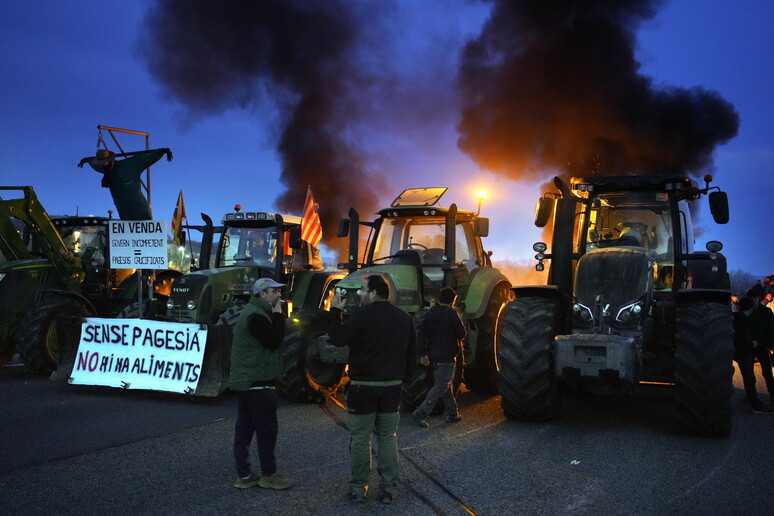 Un presidio degli agricoltori in rivolta in Spagna © ANSA/EPA