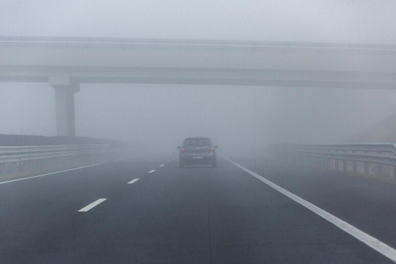 Nebbia in autostrada, ecco come comportarsi -     RIPRODUZIONE RISERVATA