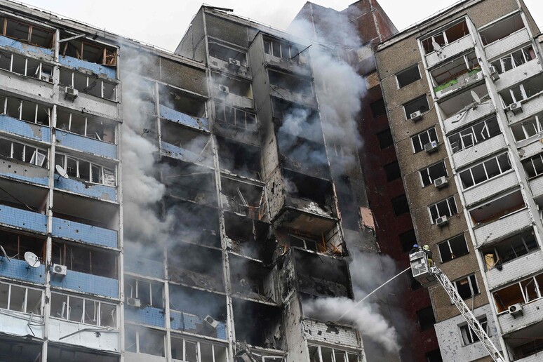 Un palazzo di Kiev colpito da un attacco russo nei giorni scorsi © ANSA/AFP