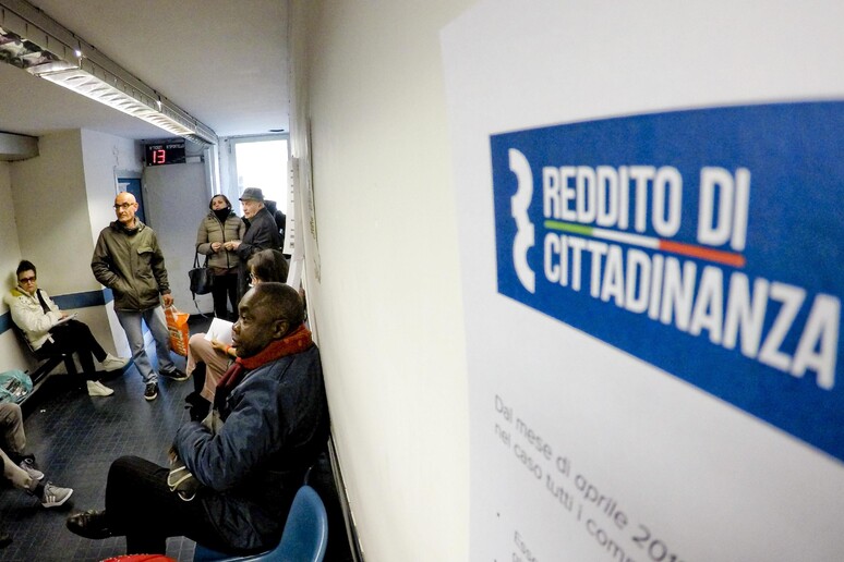 La Corte Ue boccia i 10 anni di residenza richiesti per il reddito cittadinanza - RIPRODUZIONE RISERVATA