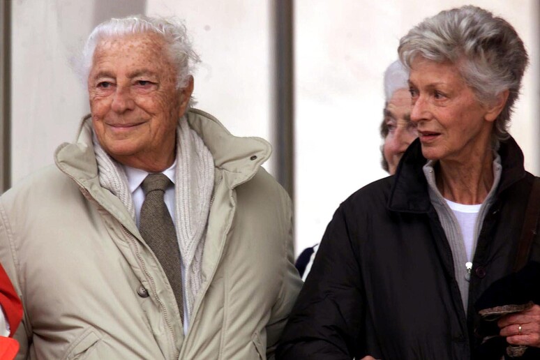 Nella foto di archivio del 25 dicembre 2000 Giovanni Agnelli e sua moglie Marella Caracciolo - RIPRODUZIONE RISERVATA