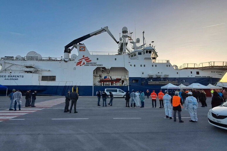 In porto a Carrara è arrivata la Geo Barents con 249 migranti