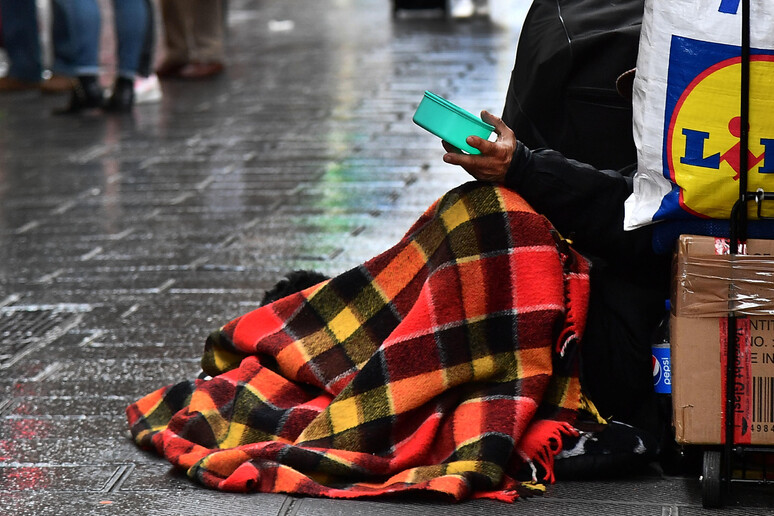 POVERTÀ ASSOLUTA RECORD, RIGUARDA 5,7 MILIONI DI ITALIANI - RIPRODUZIONE RISERVATA