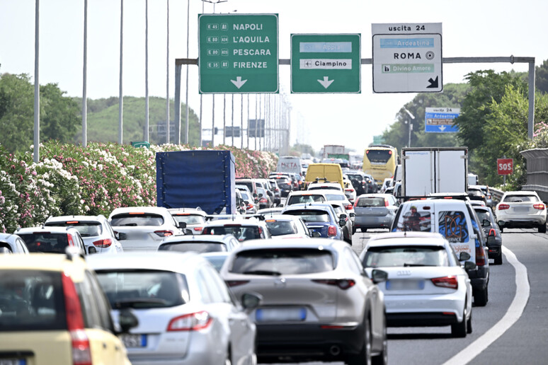 Auto in coda nel traffico - RIPRODUZIONE RISERVATA