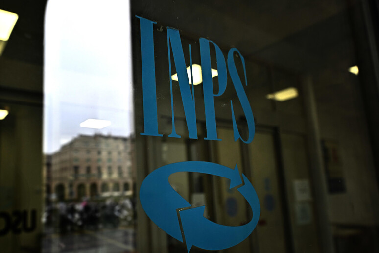 Veduta esterna di una sede Inps - RIPRODUZIONE RISERVATA