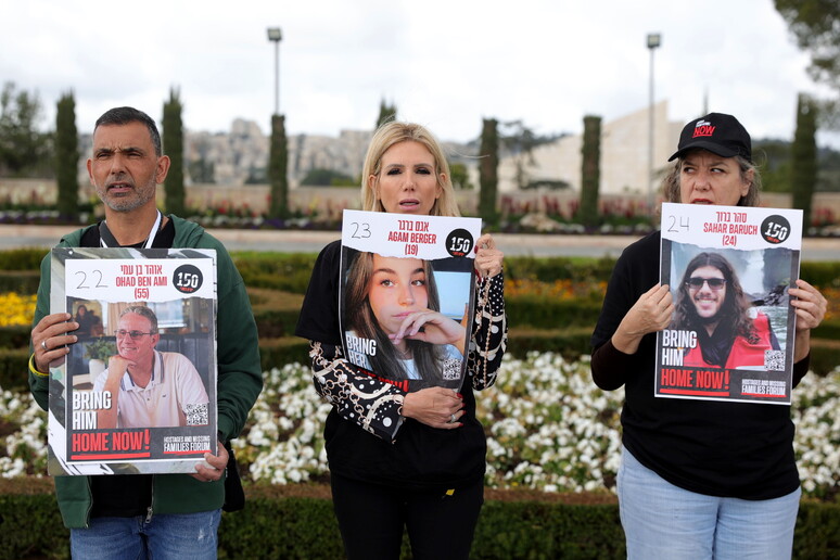 Familiari degli ostaggi davanti al Parlamento a Gerusalemme -     RIPRODUZIONE RISERVATA