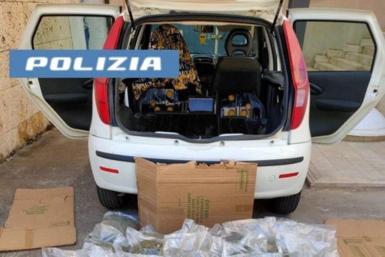 97dd7b5d5056a1be47a411c8fcb957ee In auto con 31 kg di marijuana, arrestato nel Cagliaritano