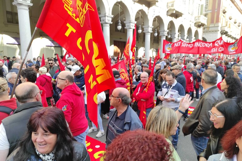 Tutti in piazza per Mirafiori, migliaia al corteo a Torino