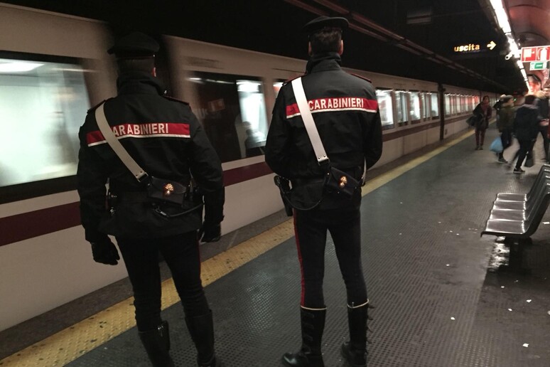 carabinieri durante controlli in stazione - RIPRODUZIONE RISERVATA