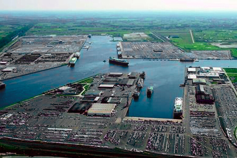 Ok da Bruxelles a 570 milioni di aiuti italiani per i porti verdi © ANSA/Zeebrugge Port Authority