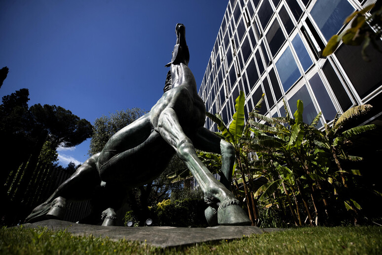 La statua del Cavallo Morente nella sede Rai di viale Mazzini - RIPRODUZIONE RISERVATA
