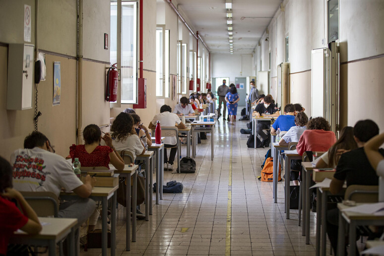 Studenti impegnati nell 'esame di maturità (foto d 'archivio) - RIPRODUZIONE RISERVATA