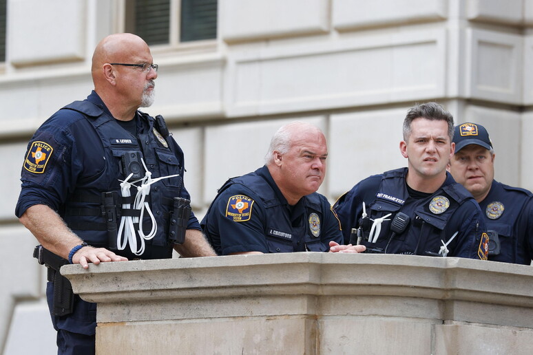 Agenti di polizia in Texas. Immagine d 'archivio © ANSA/EPA