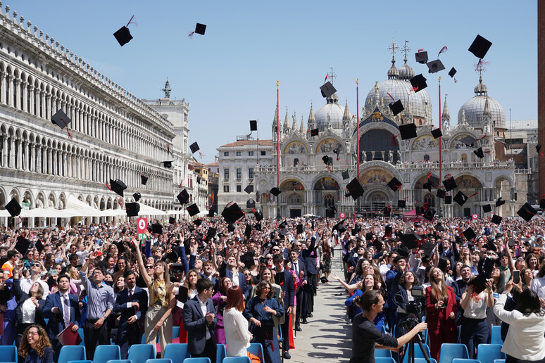 Una cerimonia di laurea collettiva in piazza San Marco (archivio) - RIPRODUZIONE RISERVATA