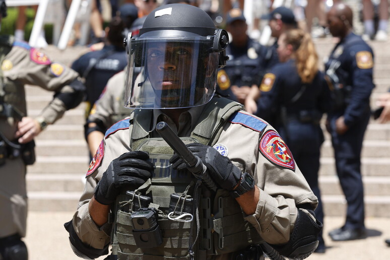 Usa: sparatoria in un centro commerciale del Texas, feriti