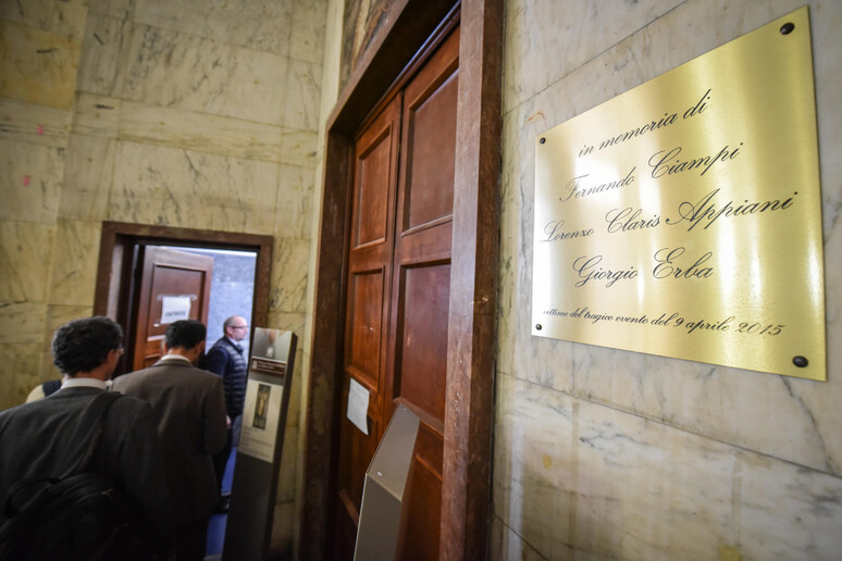 Targa in memoria delle vittime della strage (foto d 'archivio) - RIPRODUZIONE RISERVATA