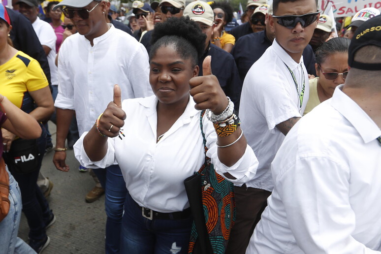 Spari di fucile contro un'auto della vicepresidente colombiana