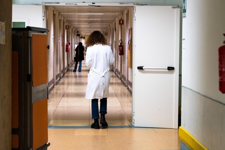 Un medico in corsia (foto d 'archivio) - RIPRODUZIONE RISERVATA