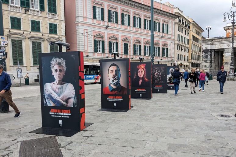 La mostra Aism in piazza de Ferrari a Genova - RIPRODUZIONE RISERVATA