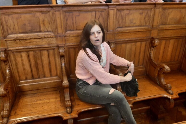 Ilaria Salis in tribunale, per la prima volta senza catene - RIPRODUZIONE RISERVATA