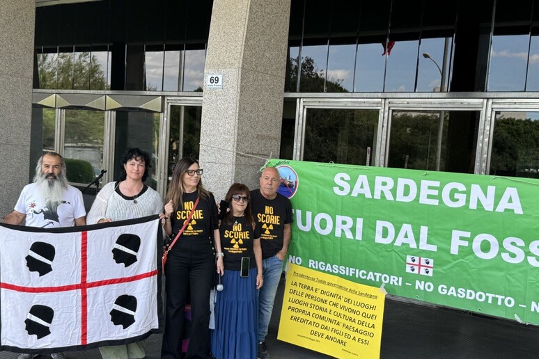 0e4c5191215e7925d1d6ada0581fc029 Sit-in in Regione sulle rinnovabili, 'solo finte rassicurazioni'