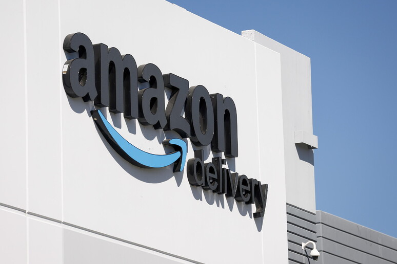 Bruxelles chiede chiarimenti ad Amazon sui servizi digitali © ANSA/EPA