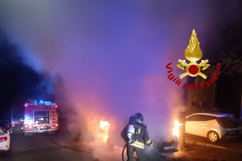 7a5c232167159b09fc748729293e00e9 Attentato incendiario a Nuoro, in fiamme veicolo autoscuola