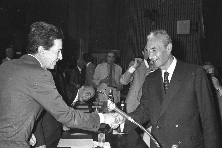 1973 - Berlinguer propone alla Dc il compromesso storico: nella foto stringe la mano a Moro