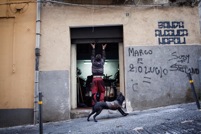 Un lavoratore minorenne - RIPRODUZIONE RISERVATA