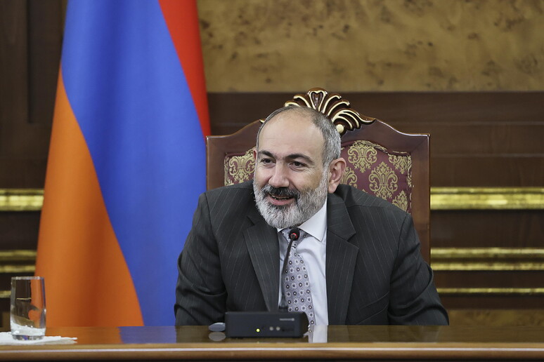 Armenia 's Prime Minister Pashinyan hosts school students at government building in Yerevan © ANSA/EPA