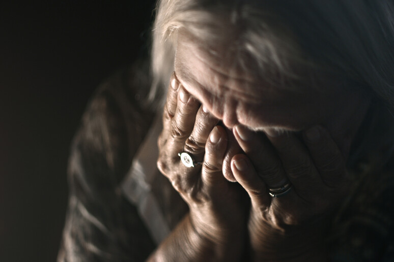 Abusi su un anziano su 3, nelle Rsa e case di riposo salgono i casi - RIPRODUZIONE RISERVATA