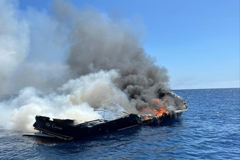 C 'erano Stefania Craxi e il marito Marco Bassetti sulla barca andata a fuoco (Guardia Costiera) - RIPRODUZIONE RISERVATA