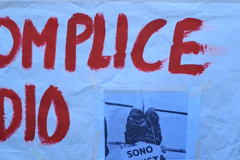 Una foto della premier italiana a testa in giù con la scritta "Io sono fascista" - RIPRODUZIONE RISERVATA