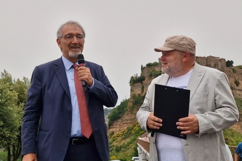 Il presidente della Regione Lazio, Francesco Rocca, a sinistra, saluta i ragazzi di Juppiter - RIPRODUZIONE RISERVATA