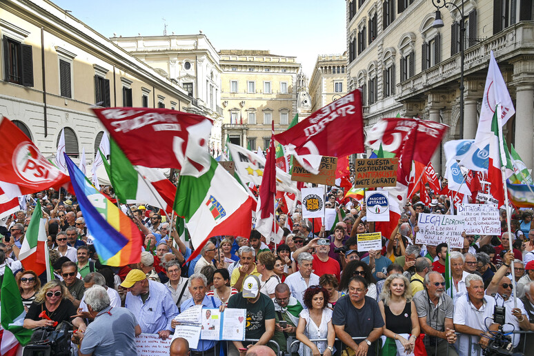 Sostenitori alla manifestazione contro le riforme del premierato e dell 'autonomia - RIPRODUZIONE RISERVATA